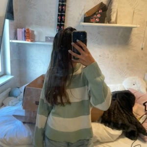 Vit/grön tjocktröja  -  Denna är jättefina vitgröna tjocktröjan är i superbra skick använt kanske två tre gånger St xxs men är lite stor i storleken så jag skulle nästan säga Xs-S