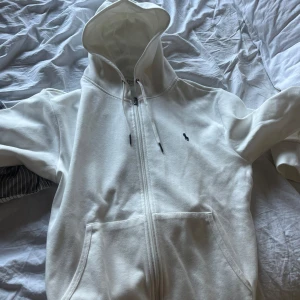 Ralph lauren hoodie  - Säljer nu denna populära Ralph lauren hoodien. Använd 1 gång. Inget fel på den. Hör av er vid frågor. 