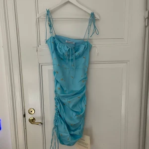 Adoore klänning  - Storlek: 34  Anledning till att den säljs är att den inte passar. Aldrig använd bara testad 1 gång  Alla lappar sitter kvar. 