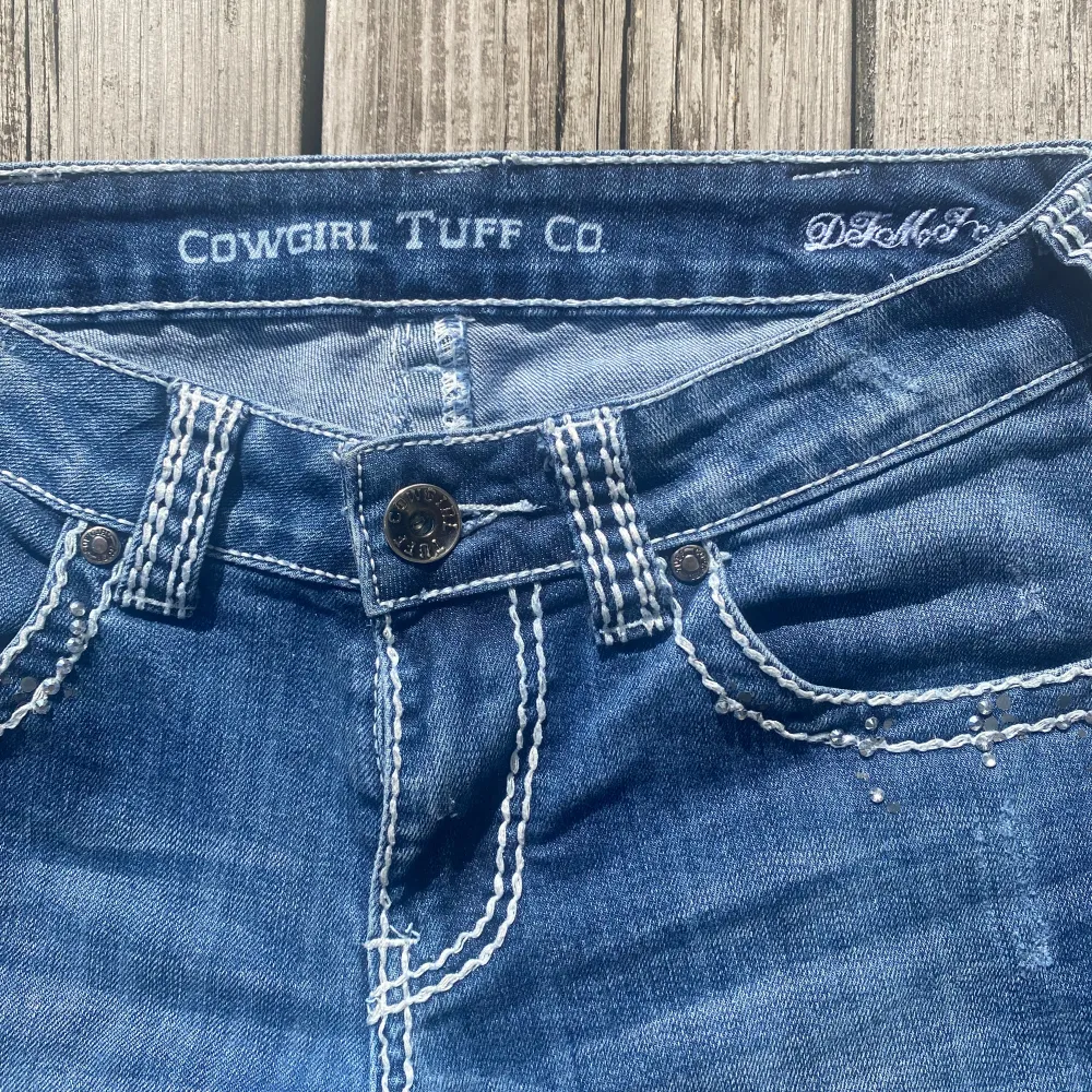 Säljer ett par snygga jeans från cowgirl tuff co💞 kostar ungefär 100$/1000kr nypris! byxornas skick syns på bild (kan skicka fler om något mer undras)  innerbenslängd ca 80 och midjemått tvärs över ca 37💞. Jeans & Byxor.