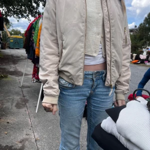 Jacka  - En jätte snygg beige jacka.andvänd några få gånger.Jätte bra inför september.