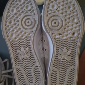 Adidas - Små i storleken .lite trasig som man ser på bild 4.skriv privat för fler frågor. 