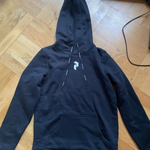NY peak performance hoodie  - En helt ny peak performance hoodie i storlek S ☺️ Passar även XS jätte bra!