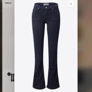 Ltb fallon jeans - Mörkblå ltb jeans i modellen fallon lite slitna på baksidan längst ner på benet ( kolla bild 3)🩷