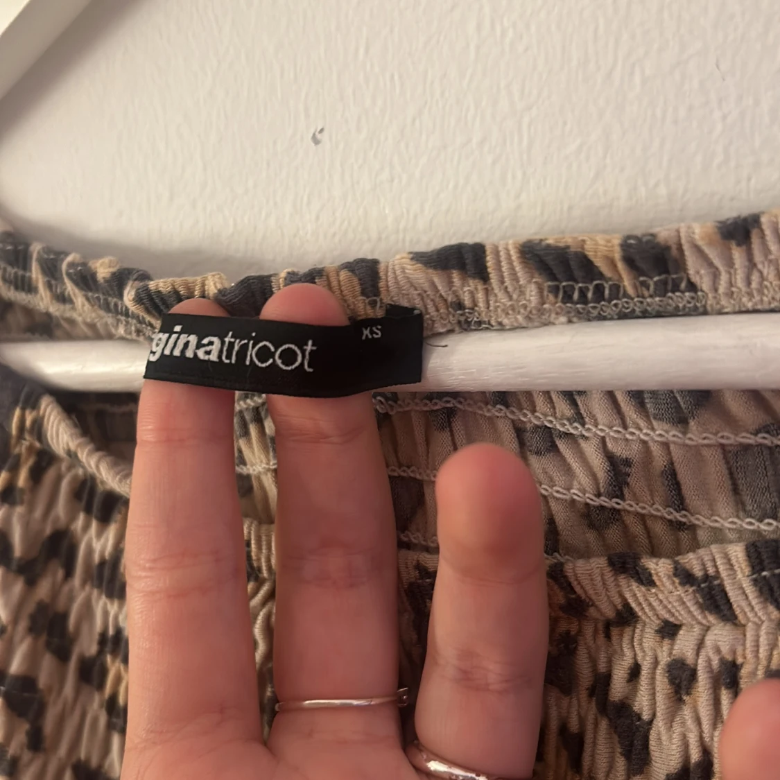 Leopardmönstrad topp från Gina Tricot - 90