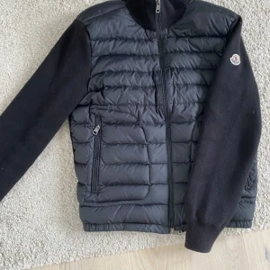 Cardigan stl xs  - Säljer min supersnygga eftertraktade cardigan i stl XS som tyvärr har blivit för liten för mig. I fint skick och sparsamt använd.