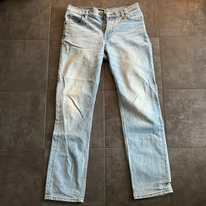 Lee Jeans - Säljer dessa Lee jeans till riktigt bra pris, modellen är straight leg, Skicket är 9/10 bara lite skrynkliga men inga defekter, Nypris = 1100. Bara att skriva vid ytterligare frågor, priset går att diskuteras