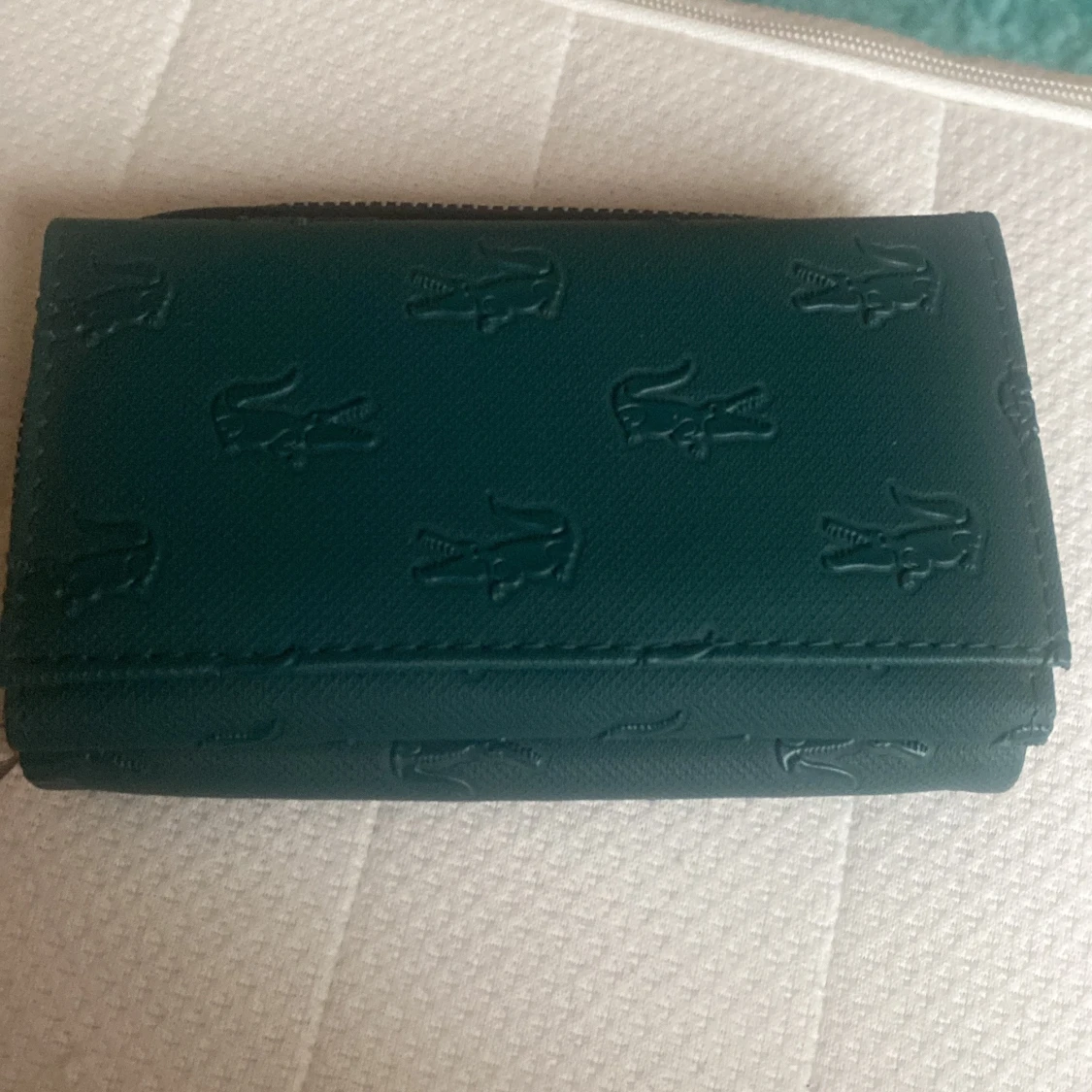 Grön plånbok med präglat mönster