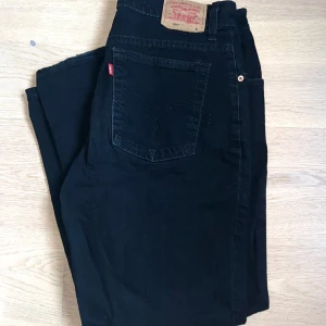 Levis jeans 550 svarta - Ett par riktigt schyssta jeans i storlek M. Lite svårtolkad storlek med bara M, men skulle säga att det motsvarar nånstans mellan 32-34 i både midja och längd.  Lite skav i nederkant men annars bra skick! Finns att hämta i Norrtälje, kan även skickas