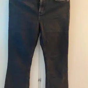 Säljer ett par svarta jeans från H&M i storlek EUR 38. De har en klassisk design med raka ben och femficksmodell. Perfekta för både vardag och fest!