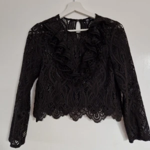 Zara tröja - Haft denna en gång. I super bra skick och jättefin spetströja/blus från zara.