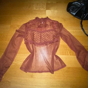 See through collection pimkie tröja vinröd - En skitcool see through ”collection pimkie” tröja.  Det står tyvärr ingen storlek men skulle gissa på S/M. Den är inte använd. Skriv till mig för mer information ☺️☺️