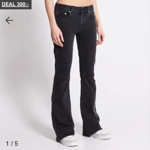 Lager 157 jeans - Fint skick, i en svart tvättad färg🩷xs/full lenght💓nypris 400kr