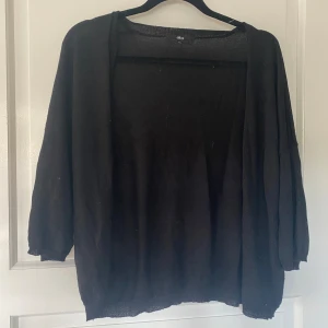 Svart kofta från Ellos - Säljer en klassisk svart kofta från Ellos i storlek 42/44, men passar även mig som vanligtvis har storlek S!🥰