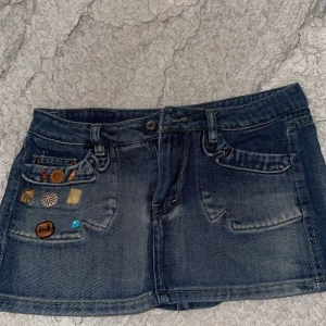 Lågmidjad jeanskjol - Världens finaste mini kjol!! Jeans 💙😍 vintage o från portugal! Säljer då den ej passar mig längre.💙 Min favorit kjol i hela världen! 💘💘fina detaljer