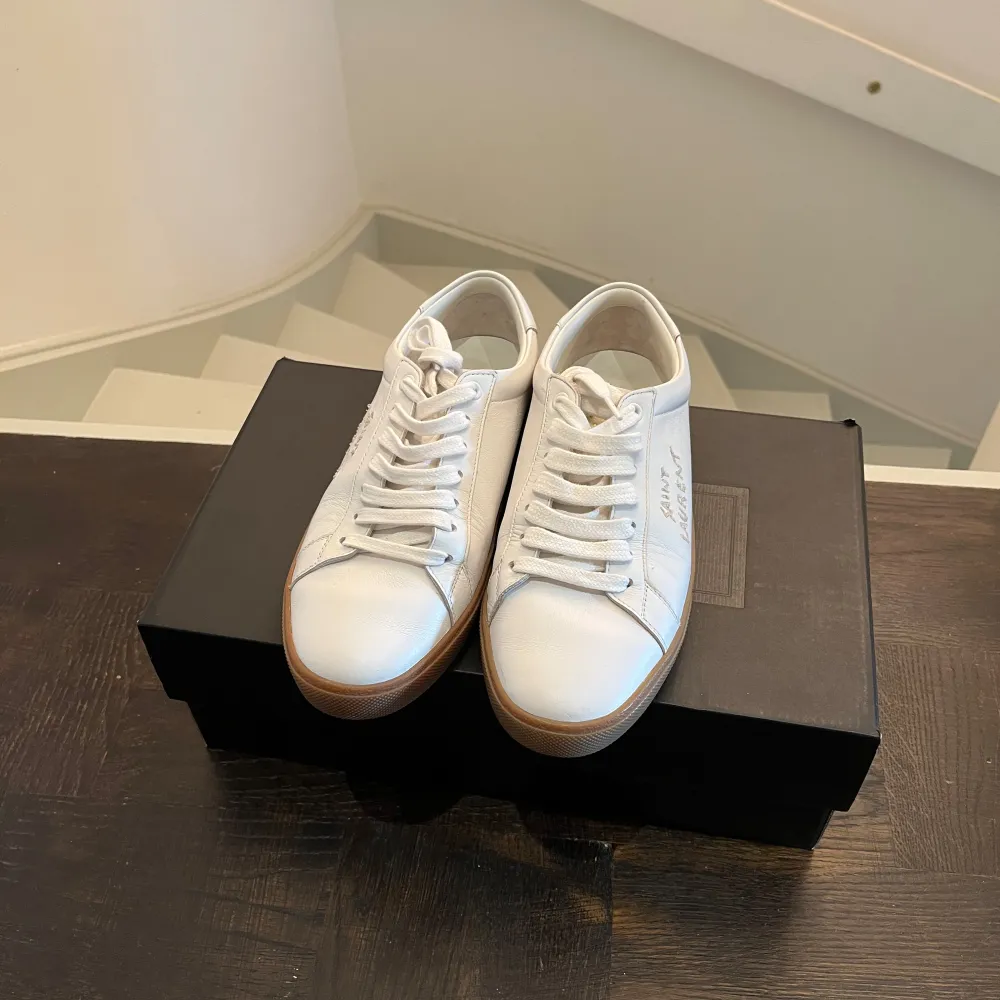 Hej säljer nu mina gamla saint laurent sneakers, de ör i extremt bra skick slm ni ser på bilderna, de är i storlek 39 men passar 40, har du några frågor eller funderingar hör av dig, OBS boxen på bilden ingår ej . Skor.