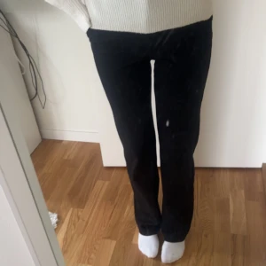 Kostymbyxor  - Jättefina kostymbyxor från vero moda, medelhög/hög midja men går att justera lite då de är stretchiga🥰 går enda ner på mig som är 167cm💞