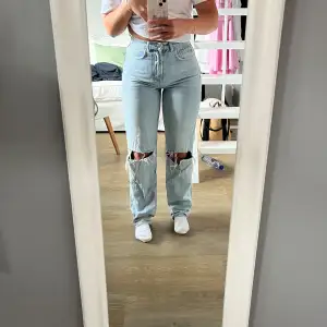 Säljer mina jeans från Gina i storlek 34 då de är för små för mig. De är i bra skick utan skador eller liknande. Hör av dig vid frågor eller för fler bilder🥰