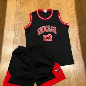 Basketlinne och shorts säljes - Säljer ett Chicago bulls linne med shorts. På ryggen står det Jordan 23.  Storlek: XL junior och passar mig som är cirka 160 cm