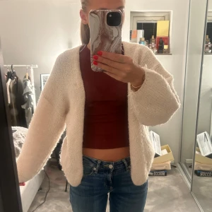 LINDEX KOFTA - Säljer min sååå fina kofta ifrån lindex, perfekt till hösten! Koftan är slutsåld och säljes för 400kr.  STORLEK: XS/S!