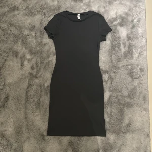 Klänning - Super fin klänning från H&M. Hittar inte storleken med de passar XS. Materialet är smått ribbat