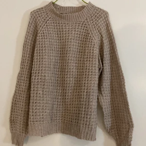 Stickad tröja  - Stickat material, använd ett fåtal gånger 