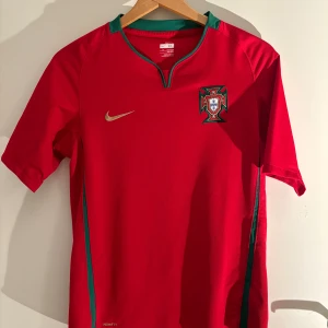 Portugal Hemmatröja 2008 - Säljer min Portugal tröja från EM 2008 då den inte kommer till användning längre. Tröjan är äkta och i nyskick. Den är XL i barn storlek men passar xs och eventuellt s. Fraktar men möts även upp i Stockholm 