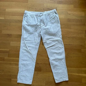 Beige/vit randiga H&M linnebyxor - Beige/vit randiga H&M linnebyxor, storlek XL motsvarar midja-XL längd-L