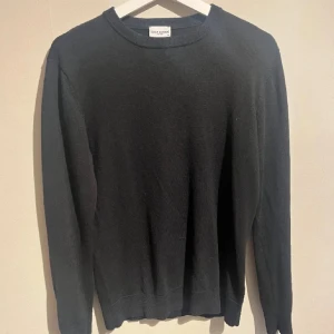John Henric tröja - Schysst merinoulls tröja från John Henric. Små defekter vilket man ser de sista bilderna. Nypris 800kr. Hör av er vid frågor!🙋🏼‍♂️🤝