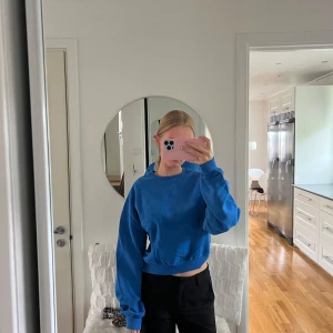 Blå swratshirt - Nästan helt oanvänd kornblå sweatshirt från BikBok. Storlek XS! Hör av er vid fler frågor!