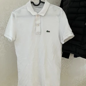 En skön Lacoste piké tröja  - Tröjan är slim fit och väldigt skön 