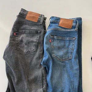 Levis Jeans 502 - Säljer tre par Levis jeans 502.  Bild nummer 1 är jeansens storlekar W27-L32 (Gråa och Blåa) Bild nummer 2 storlek W28-L32 (Gråa). Skick på alla: 10/10 Mitt pris: 200kr styck