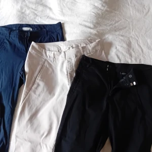 Byxor - Tre byxor, bomull/polyester, vit, blå, svart. Alla för 150kr. Hundar finns i hemmet.