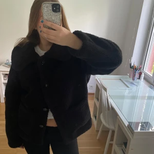 Kappa - Säljer denna supermysiga fluffiga jacka från NAKD, köpte den 2020 men den är i fint skick! Köpte för 600kr❤️