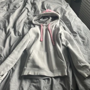 Syna world  - Riktigt fin hoodie som jag säljer nu för den är för liten för mig, hör av dig vid minsta fråga