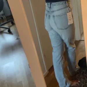 Jeans - Jeans i modellen straight💓 Aldrig använda och lappen är kvar!
