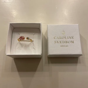 Caroline Svedbom ring - Jättefin ring från Caroline Svedbom, knappt använd, går att justera storleken, nypris 395kr, 