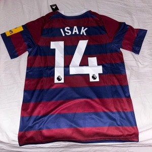 Newcastle 2024/25 Isak tröja - Hej! Jag säljer en Newcastle tröja. Med Alexander Isak på baksidan. Helt ny med tag. Säljer för 340. Var tyvärr för stor på mig. Skriv om frågor. Pris kan diskuteras vid snabb affär!  