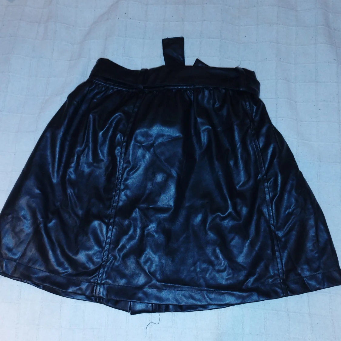 Svart kjol i skinnimitation från Linsea Girl - 90