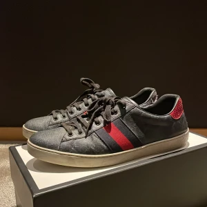 Gucci skor - Hej  Säljer nu mina gucci skor. Dem är i storlek 44 men passar även 43. Självklart äkta box med följer. Vid funderingar hör gärna av dig.