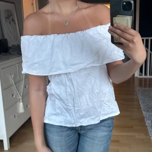 Off shoulder blus  - Egensydd söt blus! Jätte snygg och har använts, men endå i väldigt bra skick! Storlek xs/s, säljer i svart också! 🙌🏼🩵 Mycket snyggare strykt