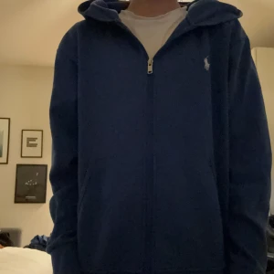 Polo Ralph lauren zip - Säljer nu denna blåa polo Ralph lauren zip hoodie då den ej kommer till användning längre! För mer frågor och funderingar är det bara att skriva i dm! Priset kan sänkas vid snabb affär🔥🔥
