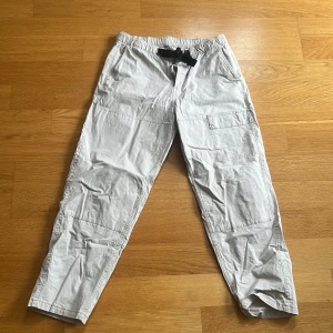 Levis cargobyxor - Strl M, schyssta cargobyxor med en baggy passform passar perfekt till streetwear