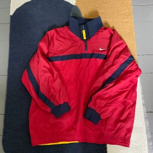 Vintage Nike trackjacka - Oversized vintage Nike vind/trackjacka. ”Ut och in vändbar” ena sidan e gul och andra är röd 🙂‍↕️om du har funderingar skriv i dm 👍👍