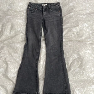 Grå bootcut jeans från Gina Tricot - Säljer mina jättefina mörkgrå low waist bootcut jeans från Gina Young🩷! Säljer då de tyvärr är för korta på mig som är 166🩷i jättefint skick och  storlek 152!