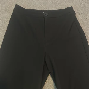 Ribbade byxor  - Ribbade sköna utsvängda byxor med slits, använda några gånger men ser som nya ut. Är köppa i Spanien så vet inte märker 