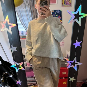 Beiga manchesterbyxor, kostymbyxor, i storlek 38 - Beiga kostymbyxor i manchester, knappt använda, som nya. ⭐️ I storlek 38 ⭐️ Riktigt skönt material, supermysiga.