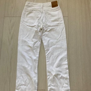 Vita jeans  - Säljer dessa för de är för små, Köpt för 500kr. Inga defekter, som nya💞 Skriv för fler bilder💗