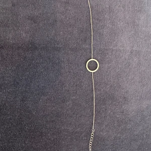 Guldigt armband Edblad - Gudligt armband från Edblad. Tunn kedja med cirkelmotiv. Smyckes-ask medföljer men är dock inte orginalförpackningen. 