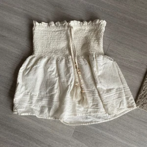 Zara kjol - Säljer en zara kjol i storlek S. Använd bara några gånger. Skriv för flera bilder!! Priset kan diskuteras!